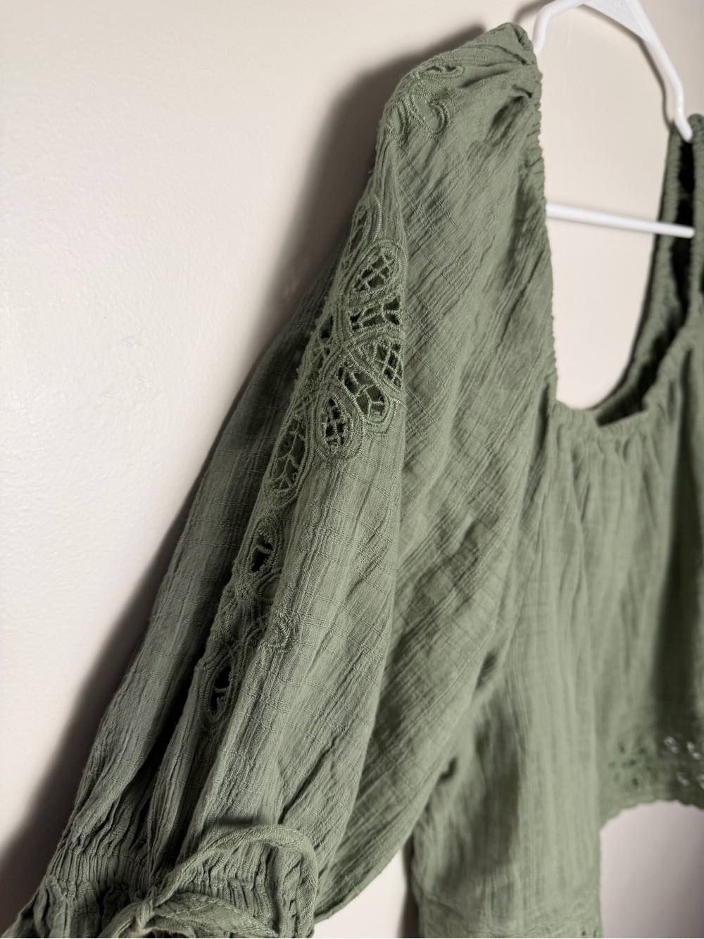 American Eagle Sage Green Textured Eyelet Cropped Top Size Medium 100% Cotton - Picture 11 of 12